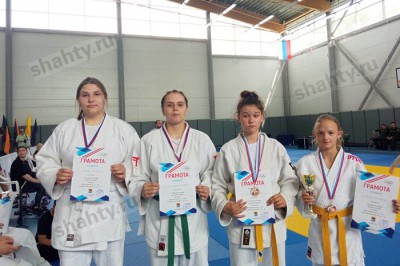 Девушки-дзюдоистки из г. Шахты заняли третье место в областных соревнованиях