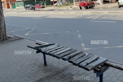 В г. Шахты разруха на автобусных остановках: за лавками никто не следит годами
