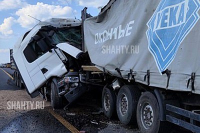 Столкнулись две фуры и тягач на трассе М-4 в Ростовской области: пострадал водитель