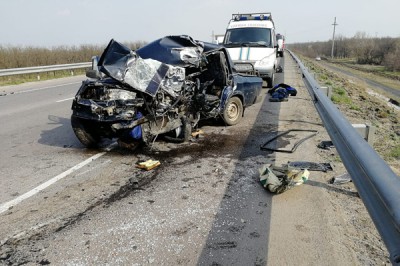 Парень погиб, столкнувшись с машиной инкассаторов на трассе в Ростовской области