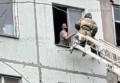 Спасли неадекватного, который едва не выпал из окна 6 этажа в Новочеркасске