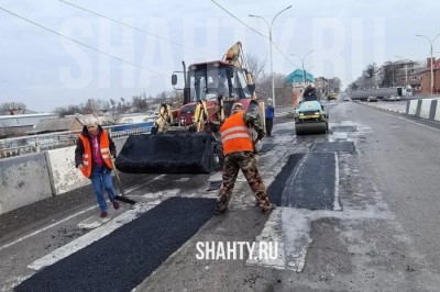 В Шахтах устраняют дефекты на новом мосту на Советской