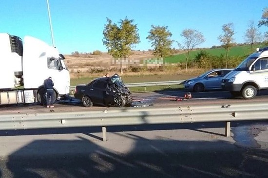 «Приора» лоб в лоб столкнулась с фурой Volvo на трассе М-4 — водитель легковушки погиб