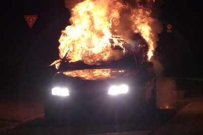 В г. Шахты сгорел автомобиль Audi на улице Большевистской