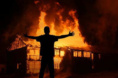 В г. Шахты вспыхнул пожар в СНТ «Дружба»