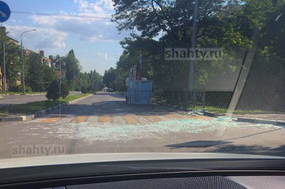В Шахтах разбились стеклопакеты, выпав из грузовика на проспекте Карла Маркса