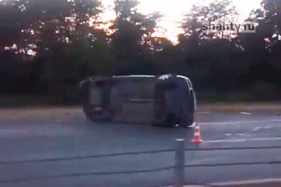 Перевернулась иномарка на трассе М-4 в районе аэропорта Платов: погиб 28-летний водитель
