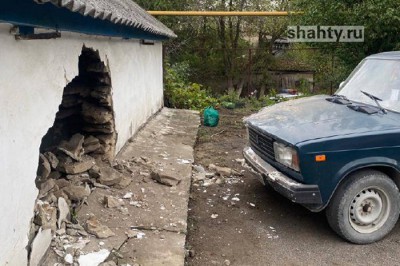 Водитель ВАЗа проломил стену своего дома и травмировал 4-летнюю дочь