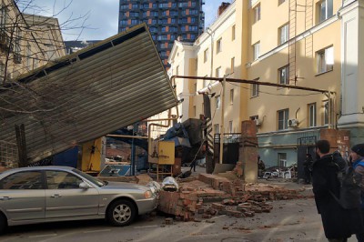 Рухнул автомобильный кран, задев газовую трубу в Ростове [Фото]