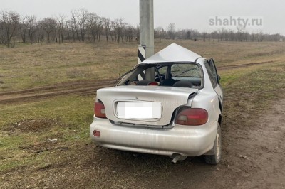 23-летняя девушка врезалась в столб на трассе в Ростовской области