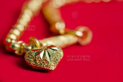 20-летняя девушка в Шахтах похитила золотые украшения, придя в гости к знакомой