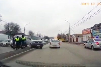 В г. Шахты протаранил «скорую» микроавтобус Volkswagen Transporter