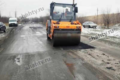 В Шахтах укладывают асфальт: зимой ремонт дорог интереснее, чем летом