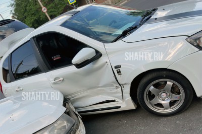 Ищут очевидцев: в Шахтах столкнулись Lada Kalina и Chevrolet Cruze