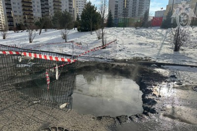 Машина провалилась в огромную яму в Ростове