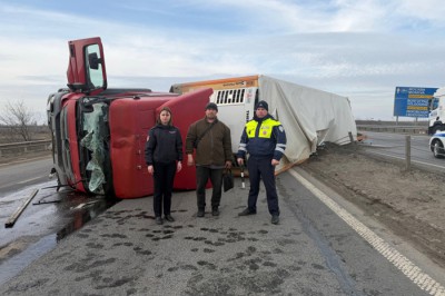 Полицейские вытащили водителя из фуры, опрокинувшейся на трассе в Ростовской области
