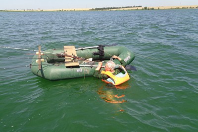 Спасли рыбака, упавшего из-за теплового удара с лодки в воду на Веселовском водохранилище