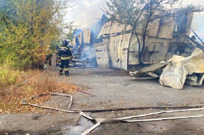 В г. Шахты крупный пожар: сгорело производство опилок — два ангара площадью 300 кв. м