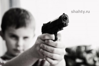 Ребенок под Шахтами случайно выстрелил себе в живот из травмата