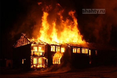 В Шахтах сгорел жилой дом на улице Жемчужной