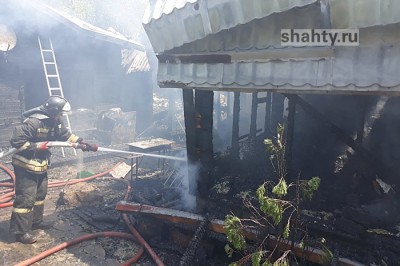 Сгорела баня в Шахтах на Новоазовке и «заброшка» на улице Тимошенко