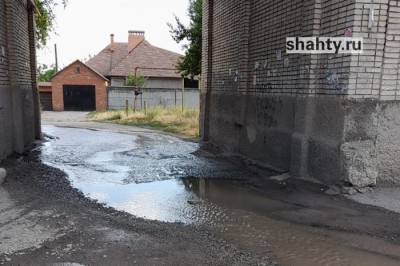 В Шахтах порыв на ХБК: вода «бушует рекой»