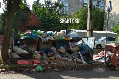 Нарушен график вывоза мусора в городе Шахты