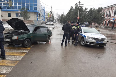 Жителю г. Шахты помогли сотрудники ГИБДД в тушении загоревшегося автомобиля