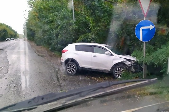 Под Шахтами столкнулись кроссовер Kia и «Лада Калина»