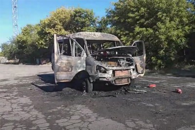 В г. Шахты сгорела пассажирская маршрутка рядом с автозаправкой [Видео]