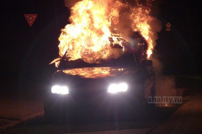 В Шахтах сгорел автомобиль Honda на улице Суворовской