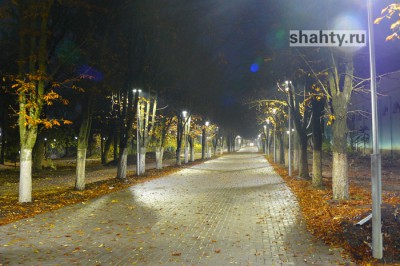 В Шахтах горожане гуляют по парку в темноте — хотя утром свет горит лишний час