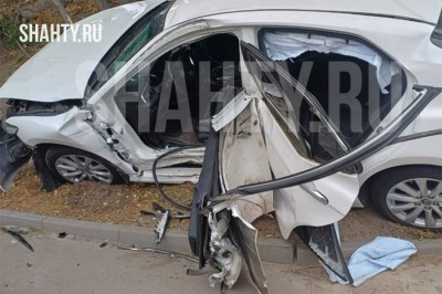 Погиб водитель Toyota Camry в Ростове: столкнулся с Ford Transit и столбом