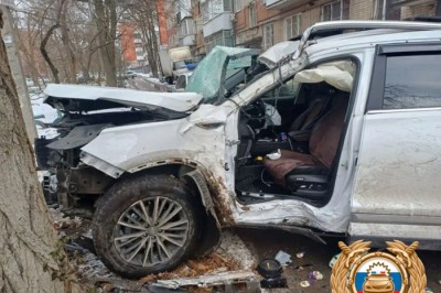 Пострадал водитель в Ростове: Chery Tiggo 8 протаранил дерево и авто