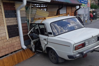 В г. Шахты ВАЗ протаранил магазин после столкновения с кроссовером
