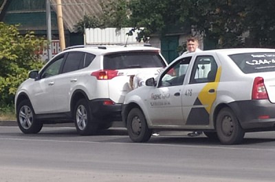 ДТП в Шахтах: таксист протаранил кроссовер Toyota RAV4