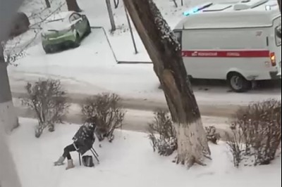 Женщина умерла на стуле на улице около школы в Ростове [Видео]