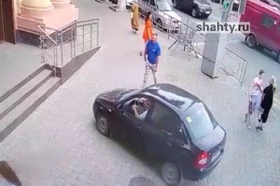 В Шахтах машина залетела на тротуар перед ЦУМом после ДТП на перекрестке: видео