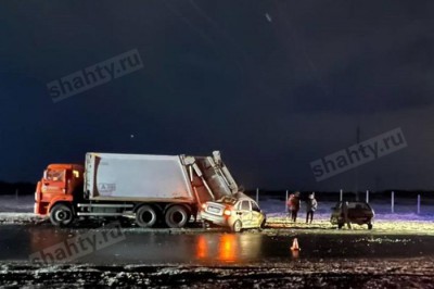 «Калина» влетела в мусоровоз на подъезде к Новочеркасску: пострадал 24-летний парень