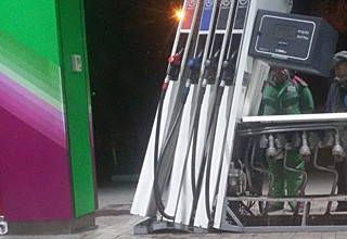 Внедорожник снес колонку на АЗС, уехав с пистолетом в Ростове [Фото]