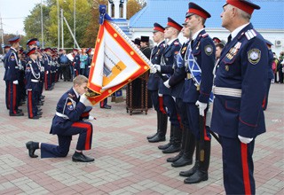 100 кадет приняли присягу и получили погоны в г. Шахты перед собором