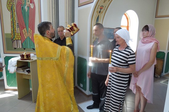 В г. Шахты в ЛИУ-20 впервые обвенчали осужденного с супругой