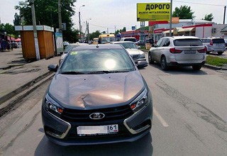 «Лада Веста» сбила женщину на Хабарова в г. Шахты [Фото]