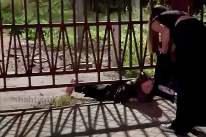 В Шахтах девчата пролазят под забором, чтобы покинуть Александровский парк: видео