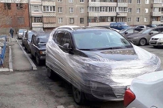 Наказали соседа за неправильную парковку, обмотав пленкой иномарку