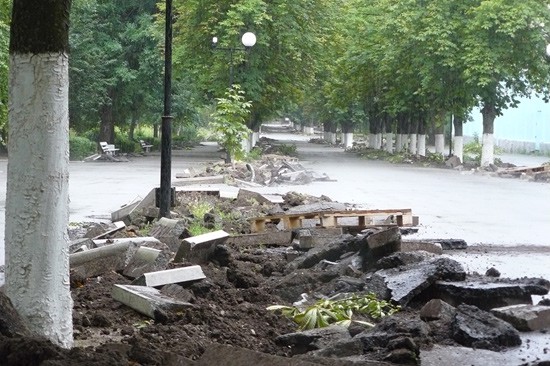 В г. Шахты «разрушили» Александровский парк — пострадали аллеи [Фото]