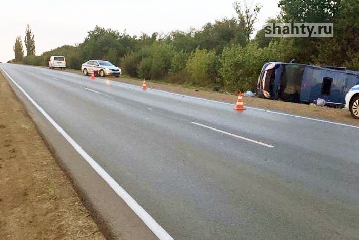 Перевернулся микроавтобус в Ростовской области: водитель погиб, семь пассажиров пострадали