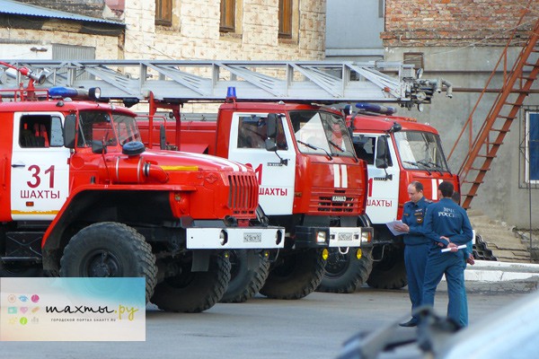 В Шахтах сгорело здание в переулке Пищевом в районе бывшего молкомбината