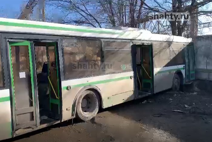 Рейсовый автобус врезался в дерево: 12 пассажиров попали в больницу Каменска-Шахтинского