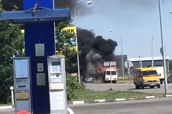 В г. Шахты на ходу загорелся автобус, перевозивший пассажиров [Видео]